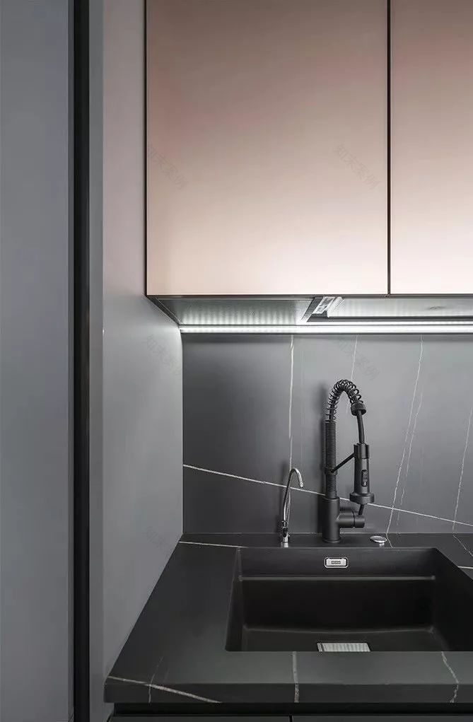 经典高级灰设计,金属和石材的完美搭配 IQOSA Architect-19