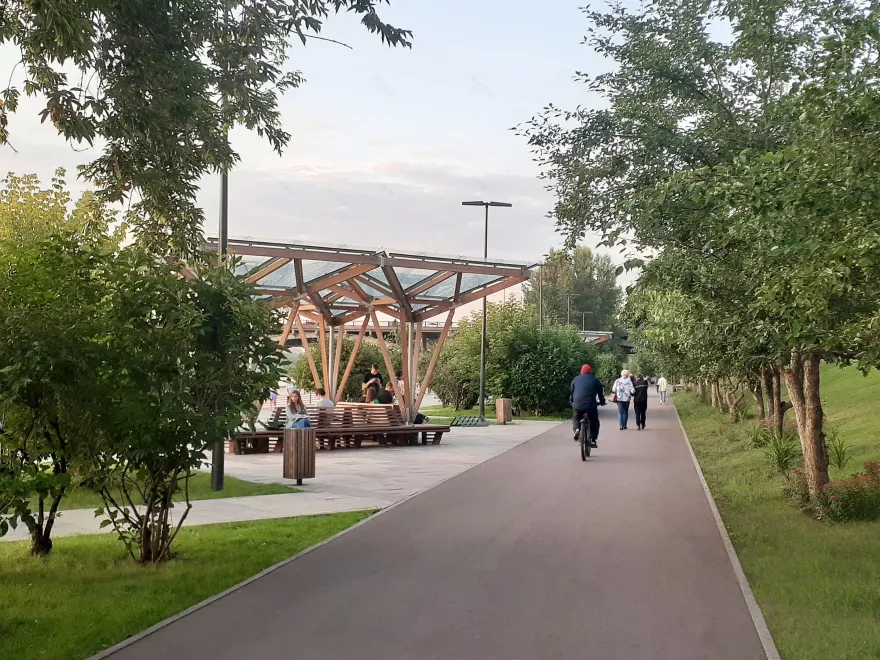 PROMENADE WITH AMPHITHEATER AND ART OBJECT-23