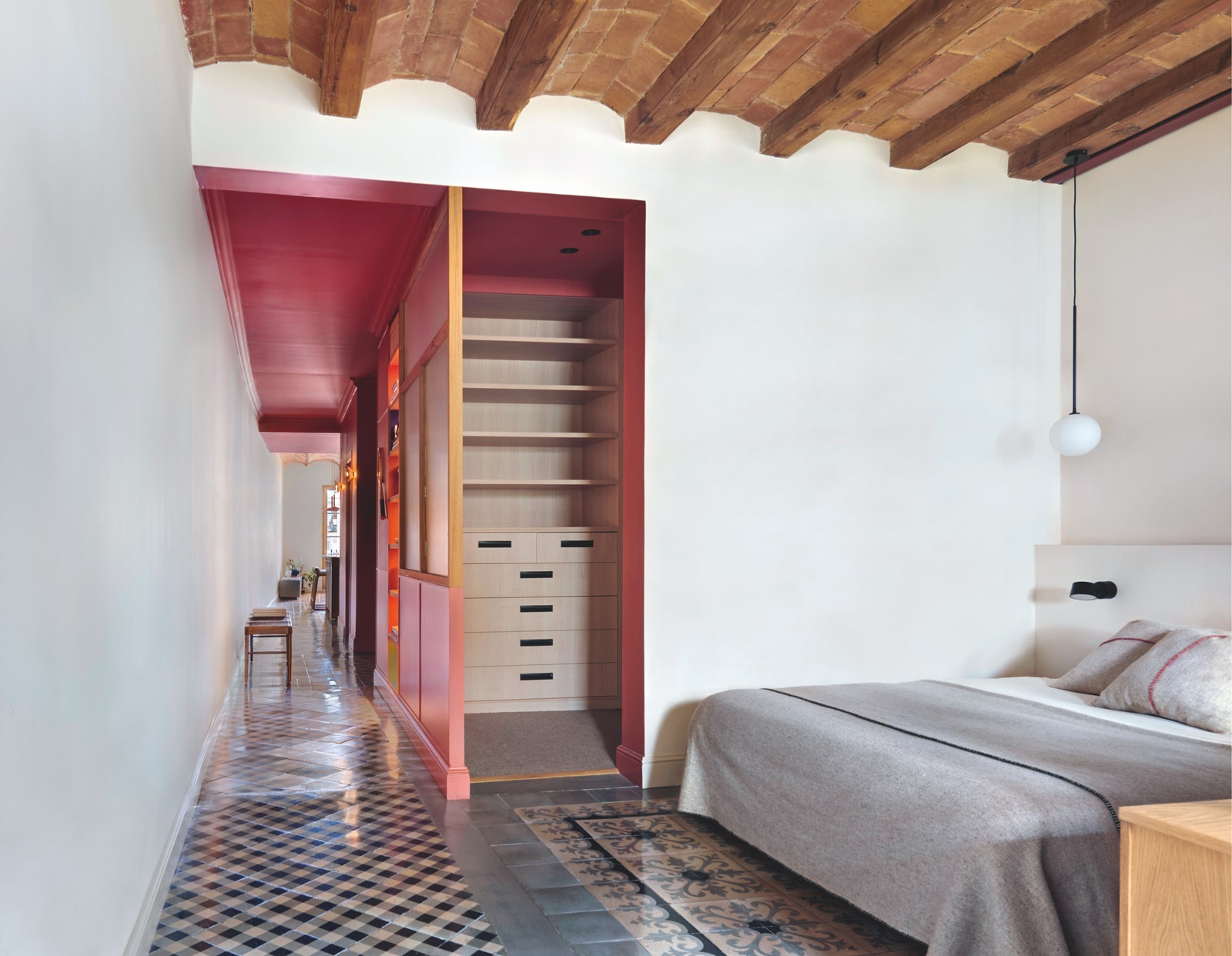 西班牙设计师 Carme Pardo 打造多彩活力巴塞罗那公寓-10