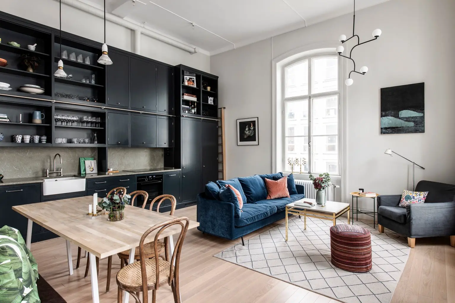 瑞典工业风 loft 设计，现代黑色厨房成亮点-4