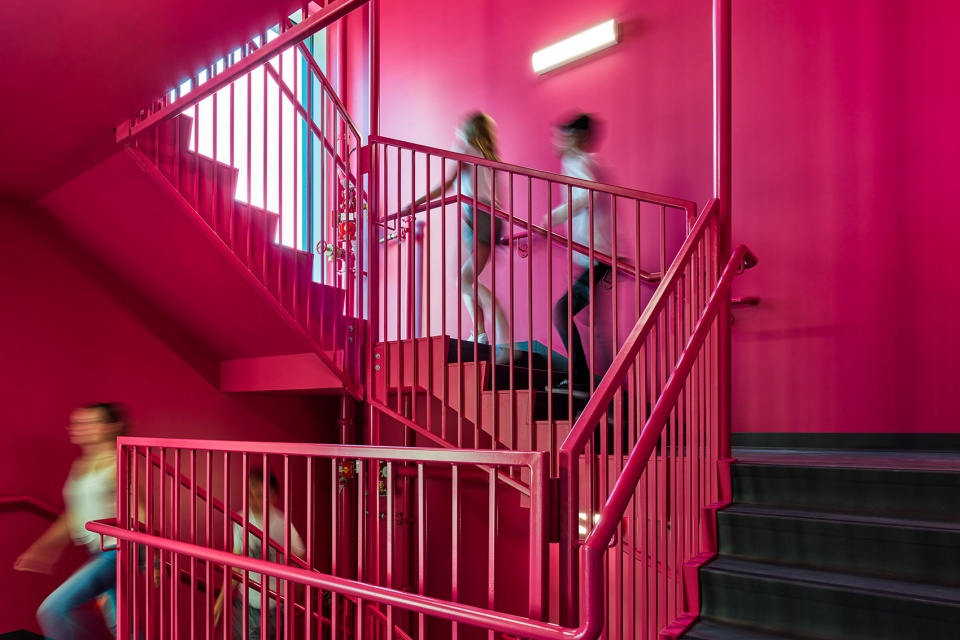 加拿大 UBC Okanagan 大学糖果色被动式宿舍-51