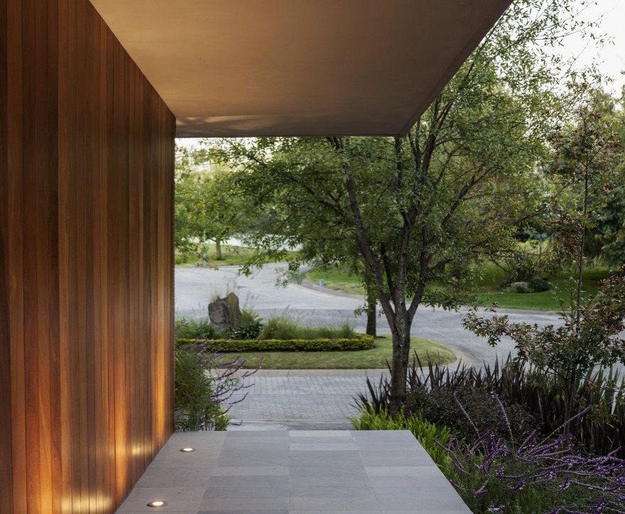 墨西哥森林中的悬浮木质楼梯住宅-34