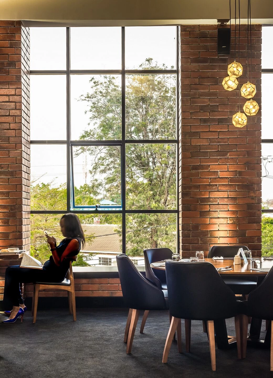 纽约风格餐厅设计，展现红砖、皮革与黑白的魅力-20