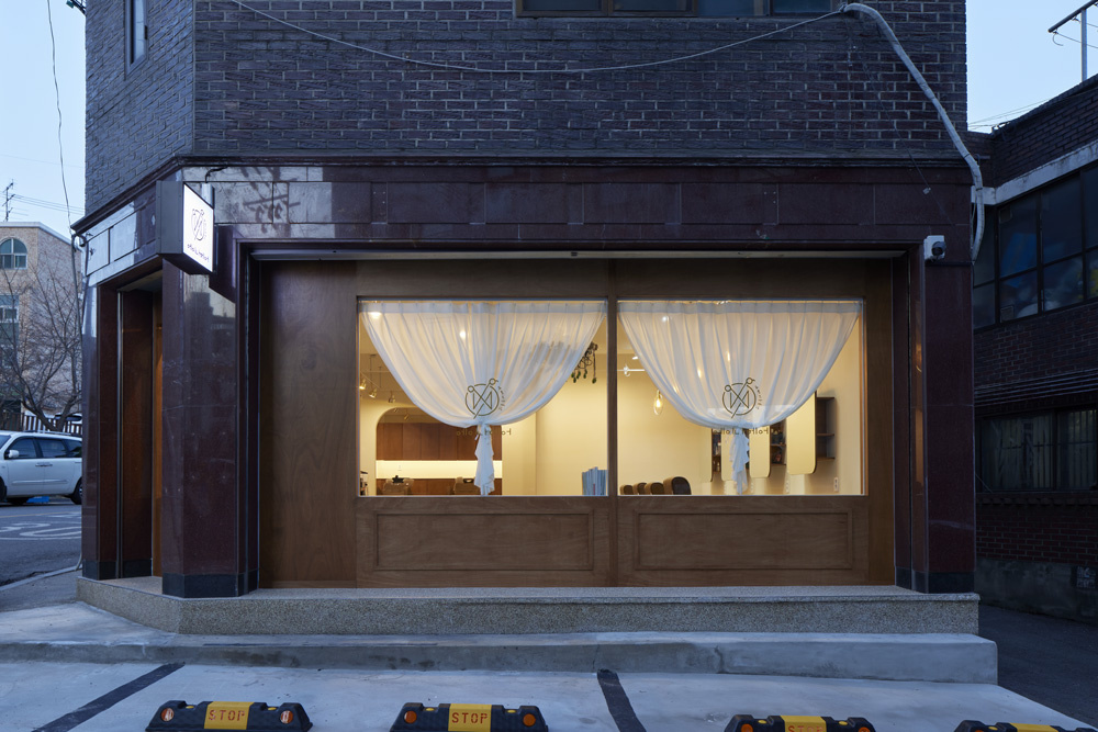 白色与木质的极简美容空间设计-13