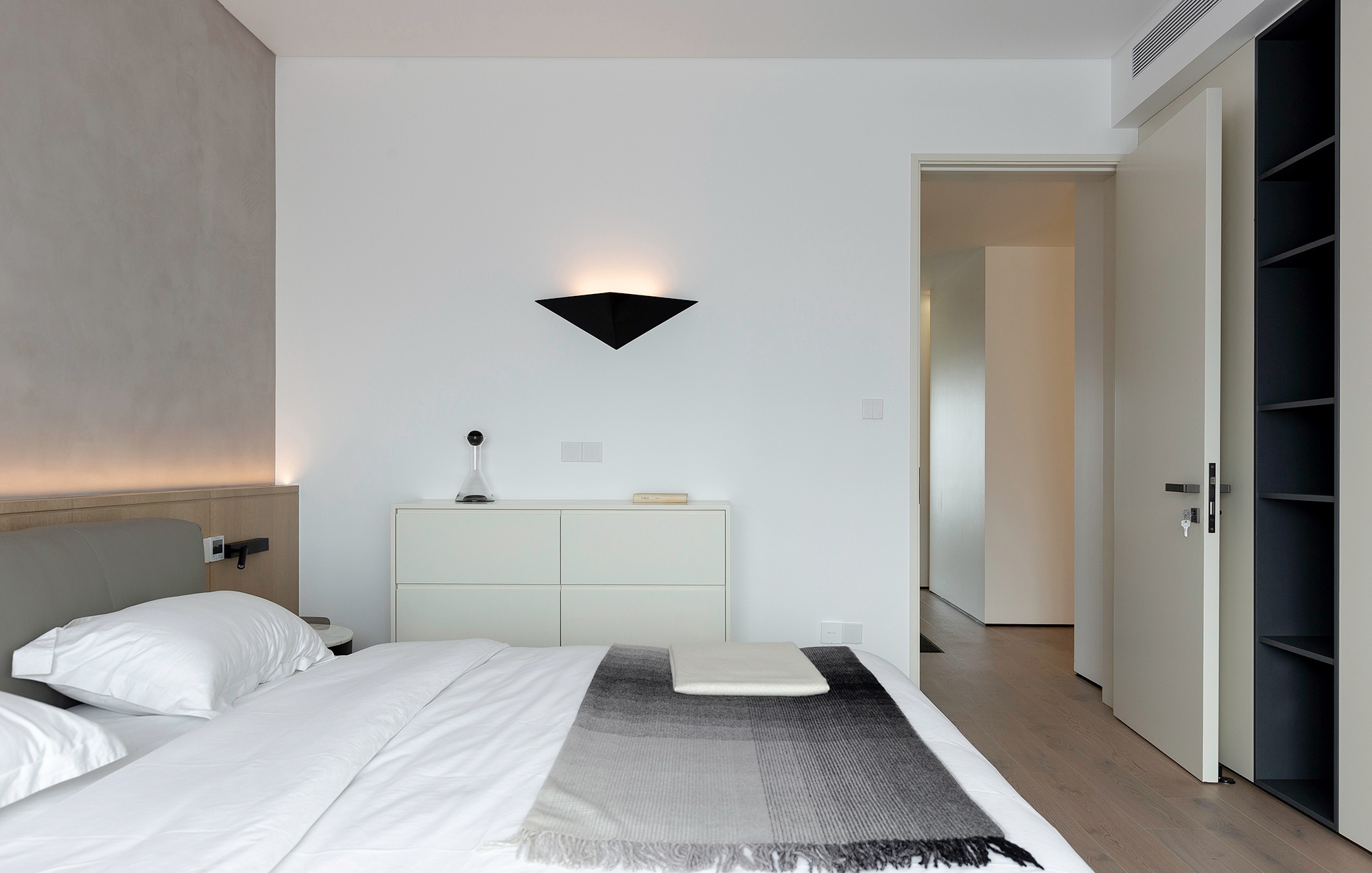 剑桥湾大平层简约空间设计-12