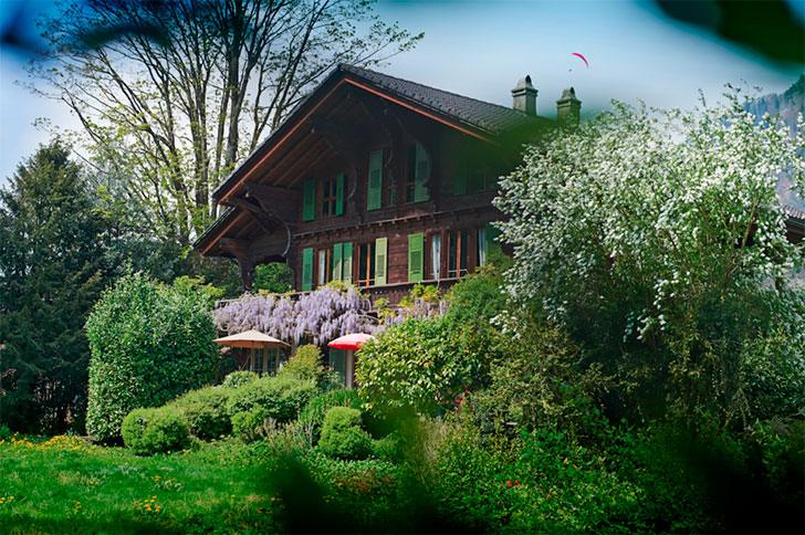 瑞士阿尔卑斯山中的复古花漾木屋-2