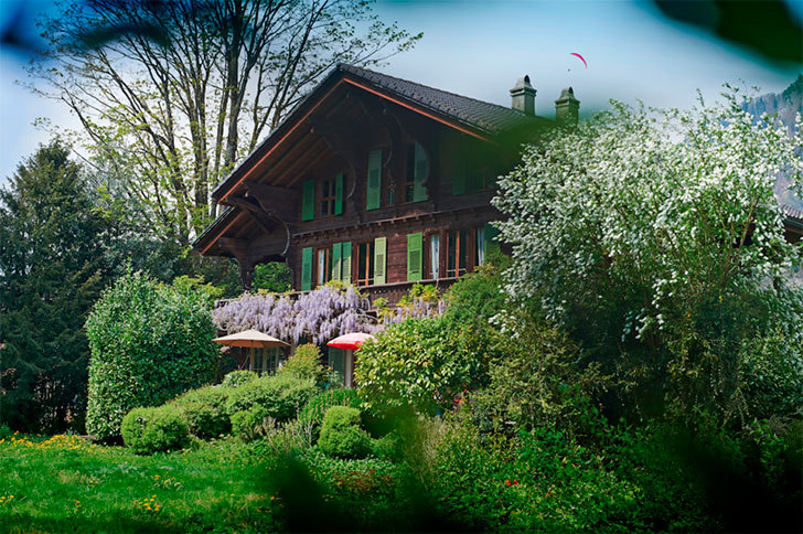 瑞士阿尔卑斯山中的复古花漾木屋-2