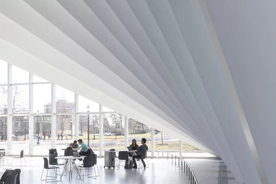 BIG 打造马萨诸塞大学伊森伯格管理学院商业创新中心 | 灵动空间促进合作与互动-29