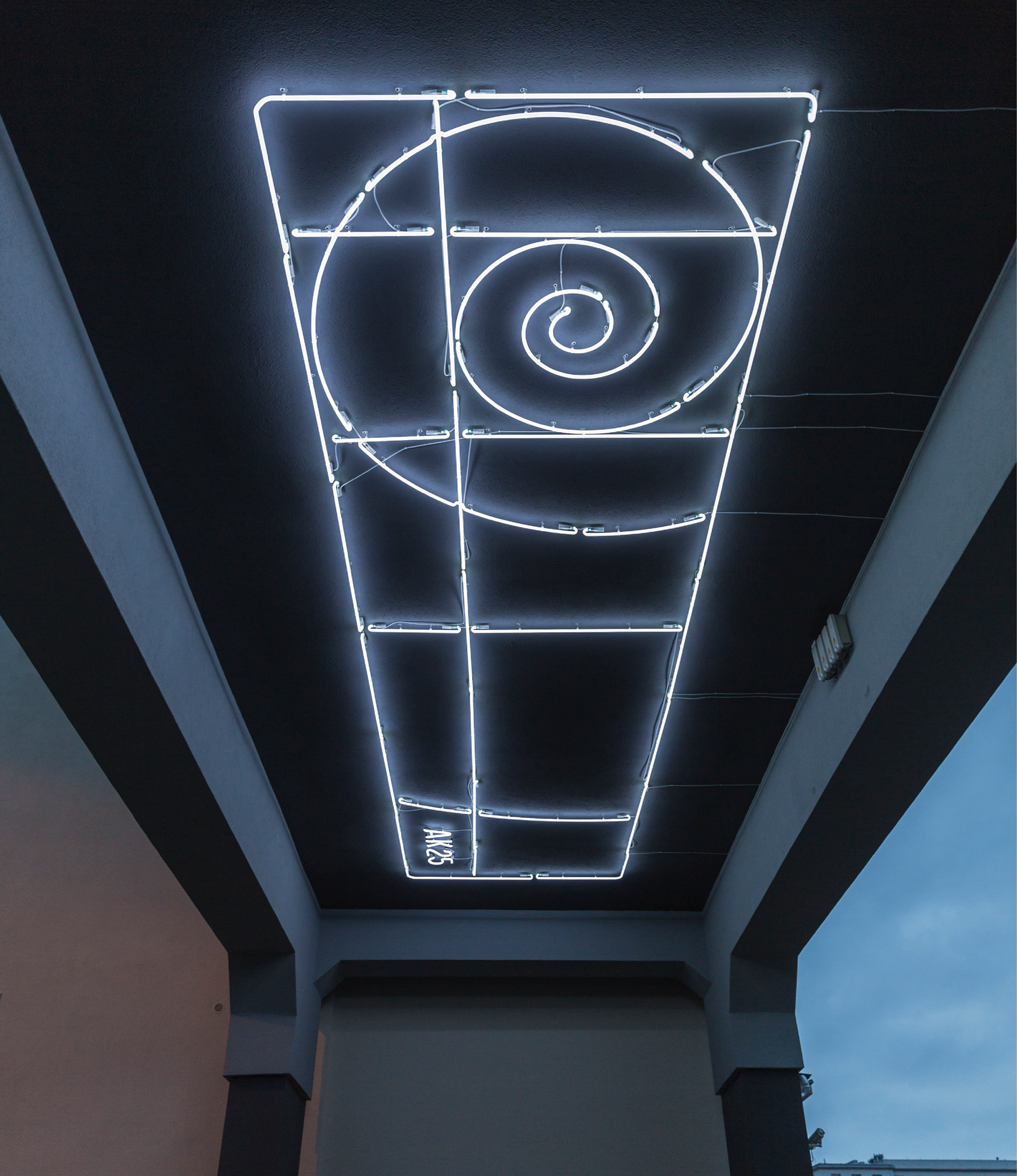 现代主义通道的霓虹灯装置丨波兰格丁尼亚丨Traffic Design-12