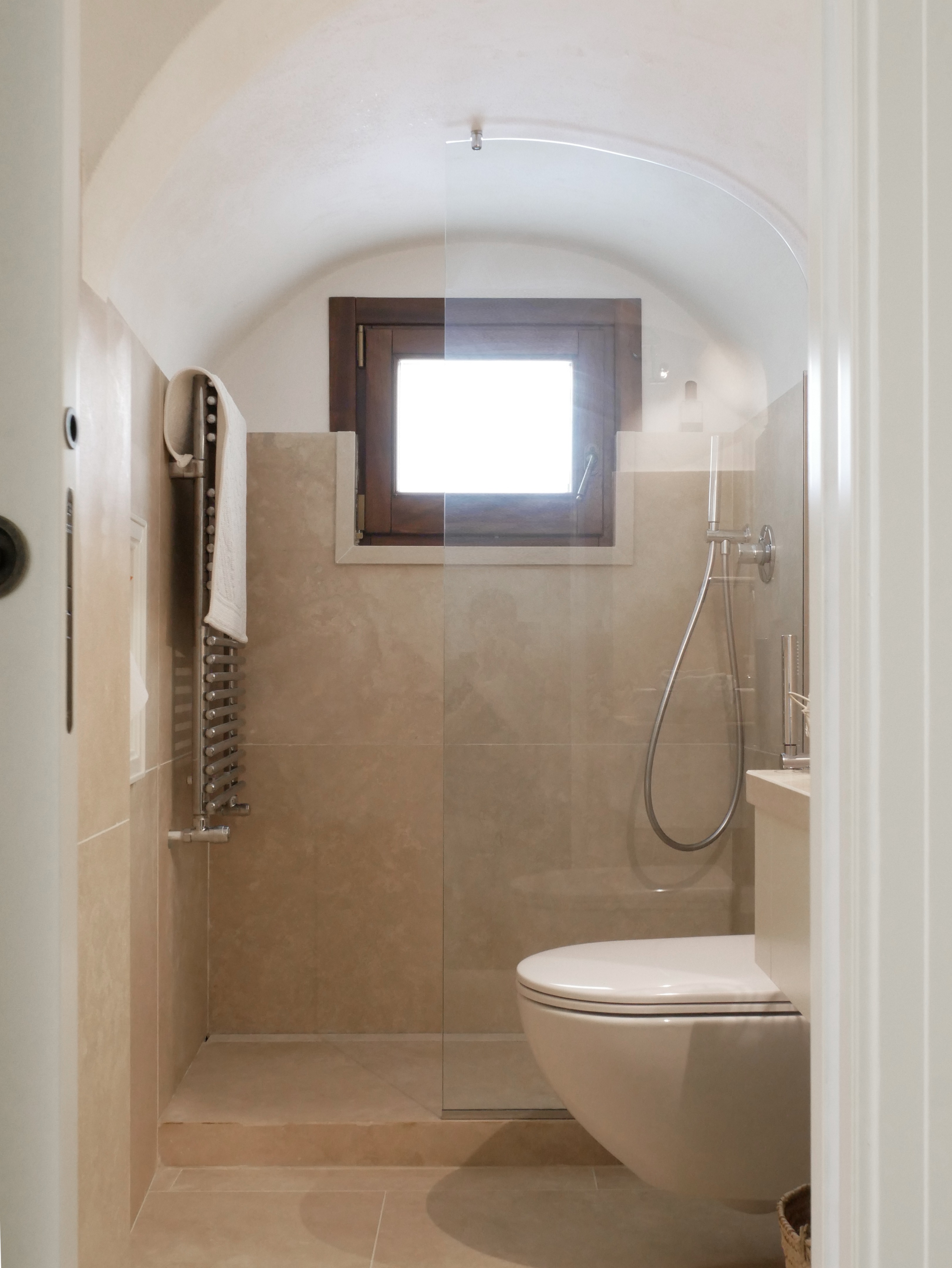 古宅新生,罗马洞石与实木地板的优雅融合-11