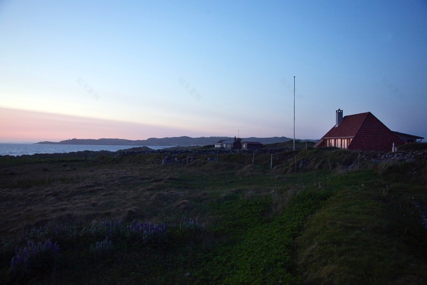 挪威海边现代共生小屋-40