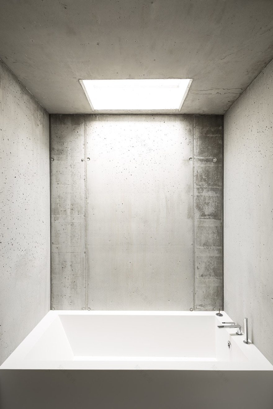 隐于自然的混凝土住宅,葡萄牙/ waataa-24