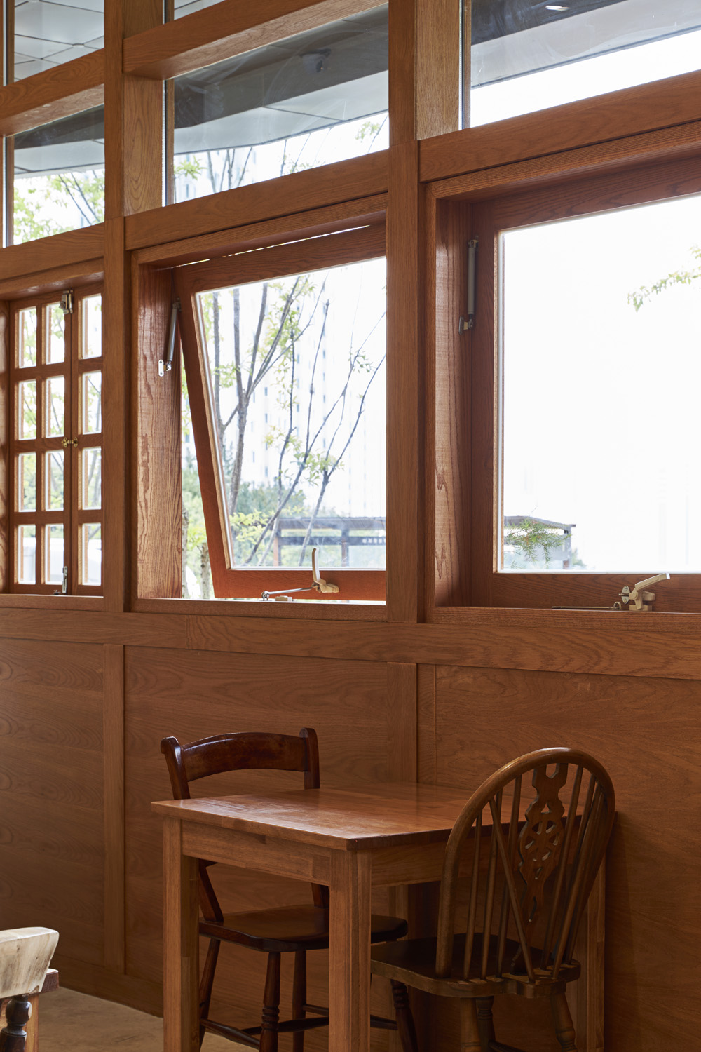 简约 25 坪咖啡店，展现白色木质空间魅力-15