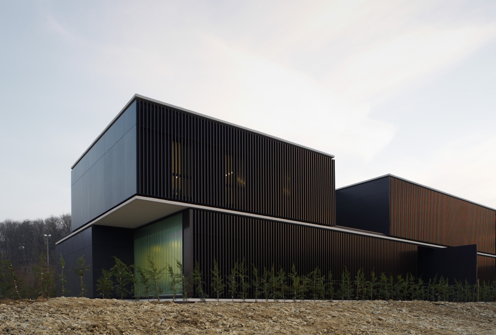 为无家可归者打造多功能庇护所-0