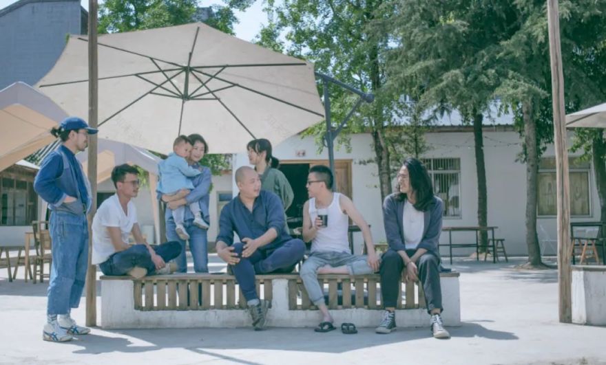 11 个陌生人同居 3 年,私生活首次曝光 | 看似佛系,实则野心勃勃-192