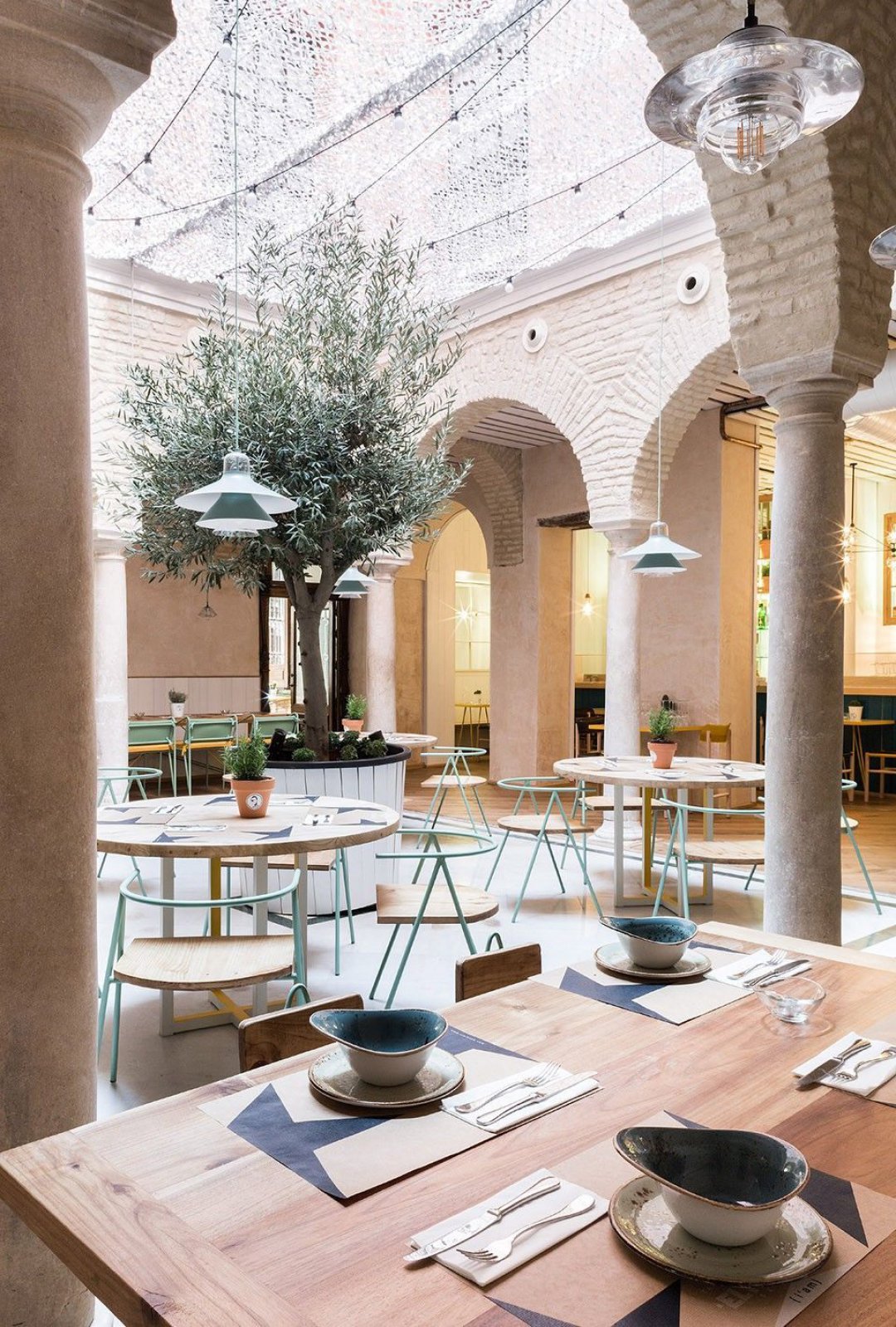 老宅改造成时尚古典并存的华美餐厅-6