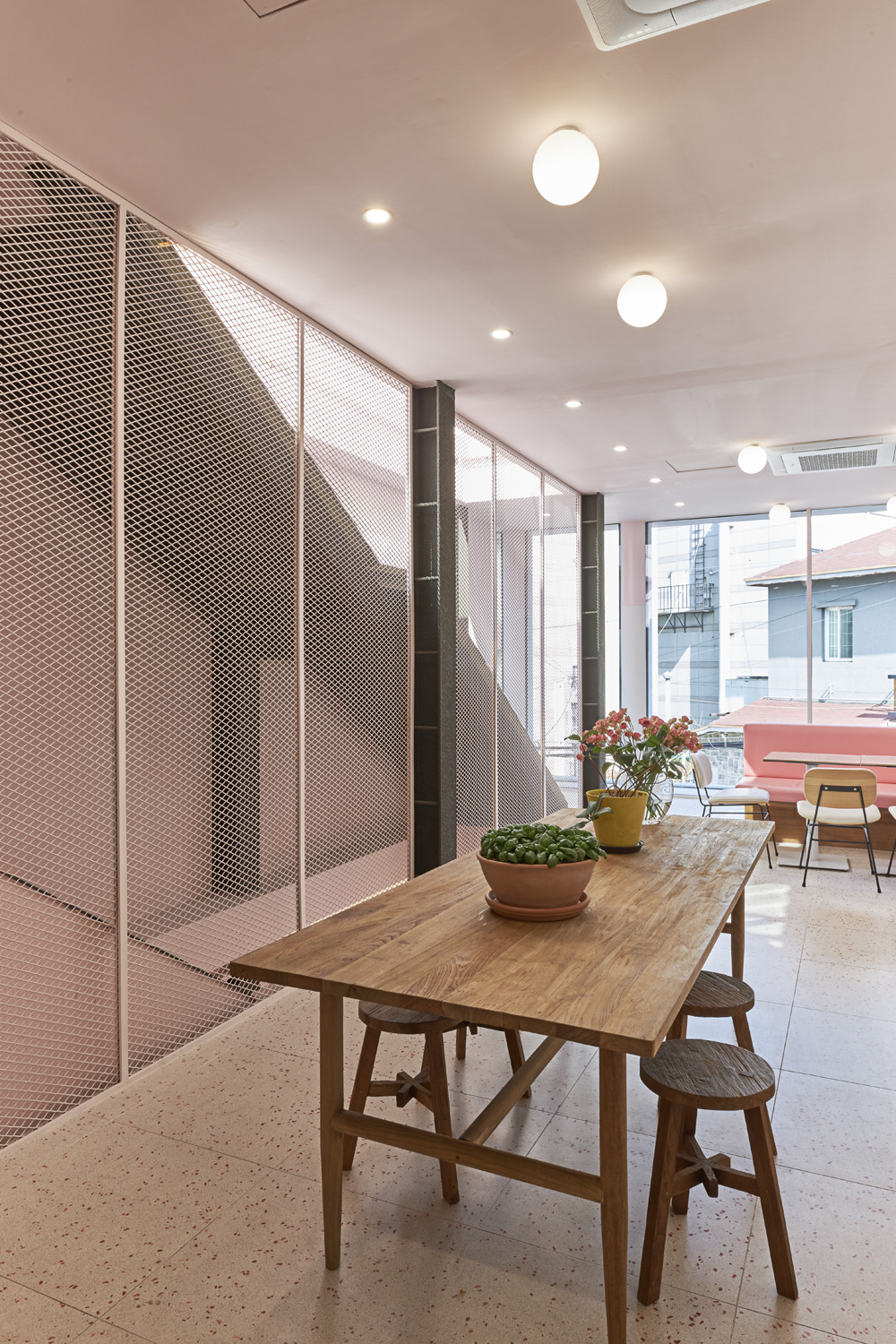 粉色调的 55 度果汁店 | 温馨与潮流的完美融合-17