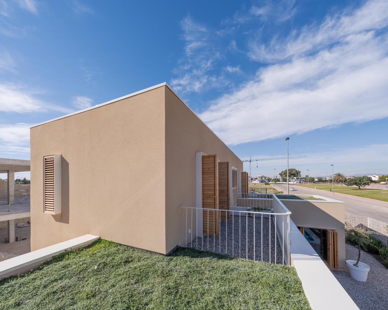 三角之家 · 智利用北向地块的被动式生物气候建筑设计丨Ecoproyecta-15