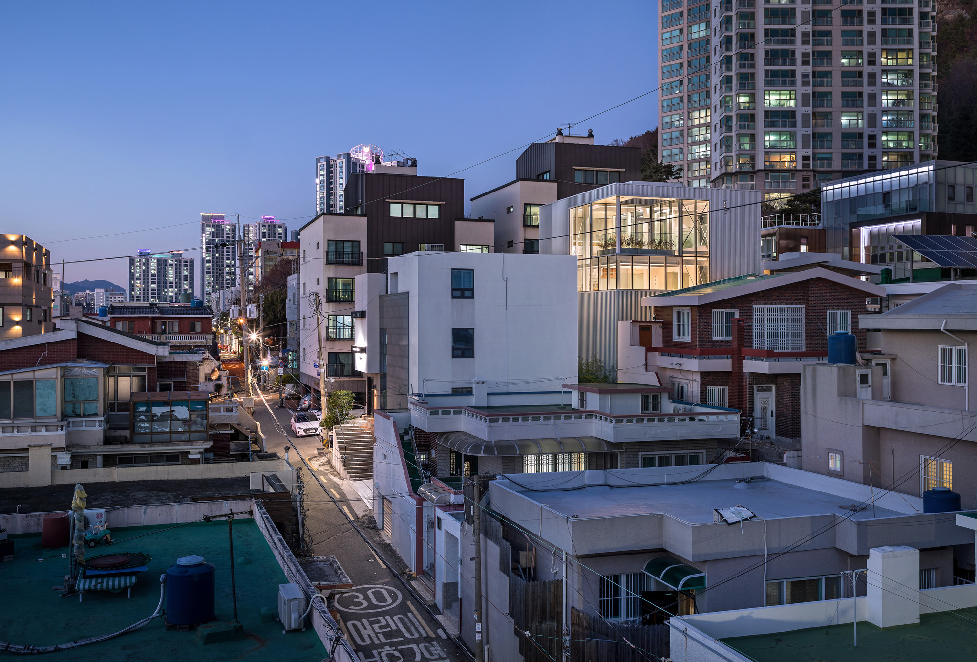 Light Hollow / YounghanChung Architects-40