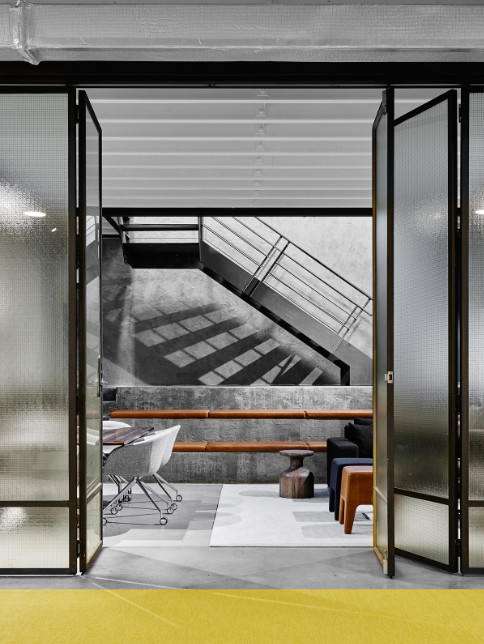 金色的;金黄色的;金的;金制的-14