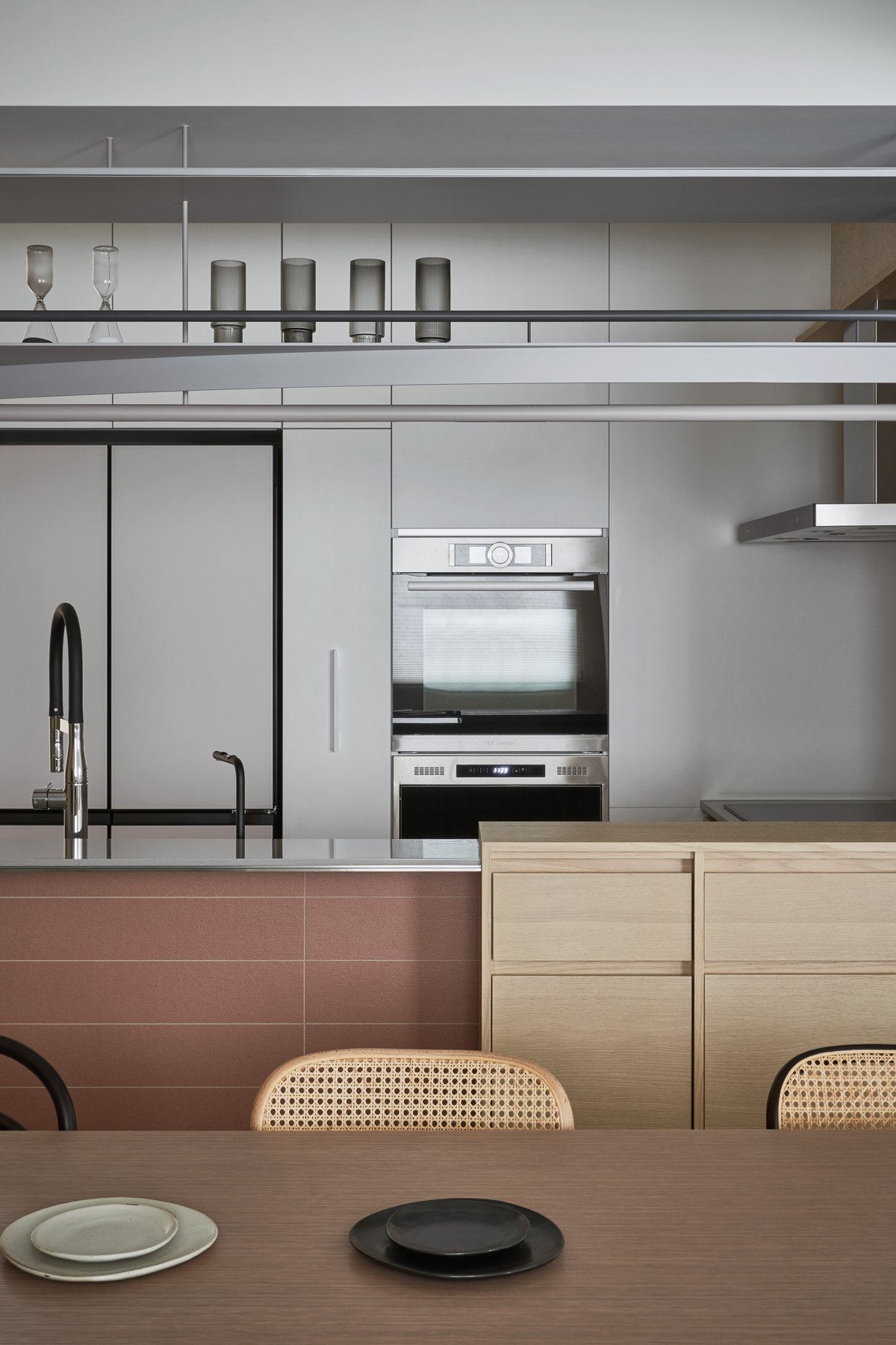 從「有靈魂的餐桌」開始滋養家的故事！用溫和時髦的磚紅色，描繪以餐廚空間為核心的起居光景 — Hey!Cheese-8