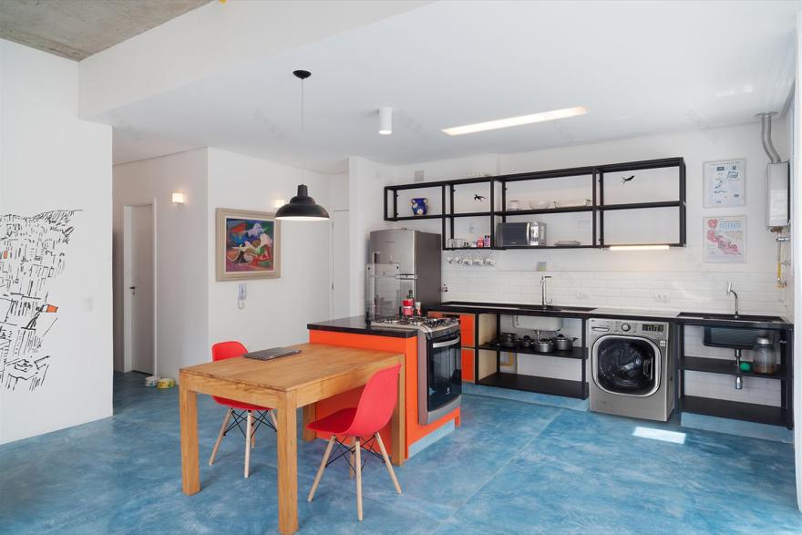 蓝色水泥地板的时尚公寓改造-3