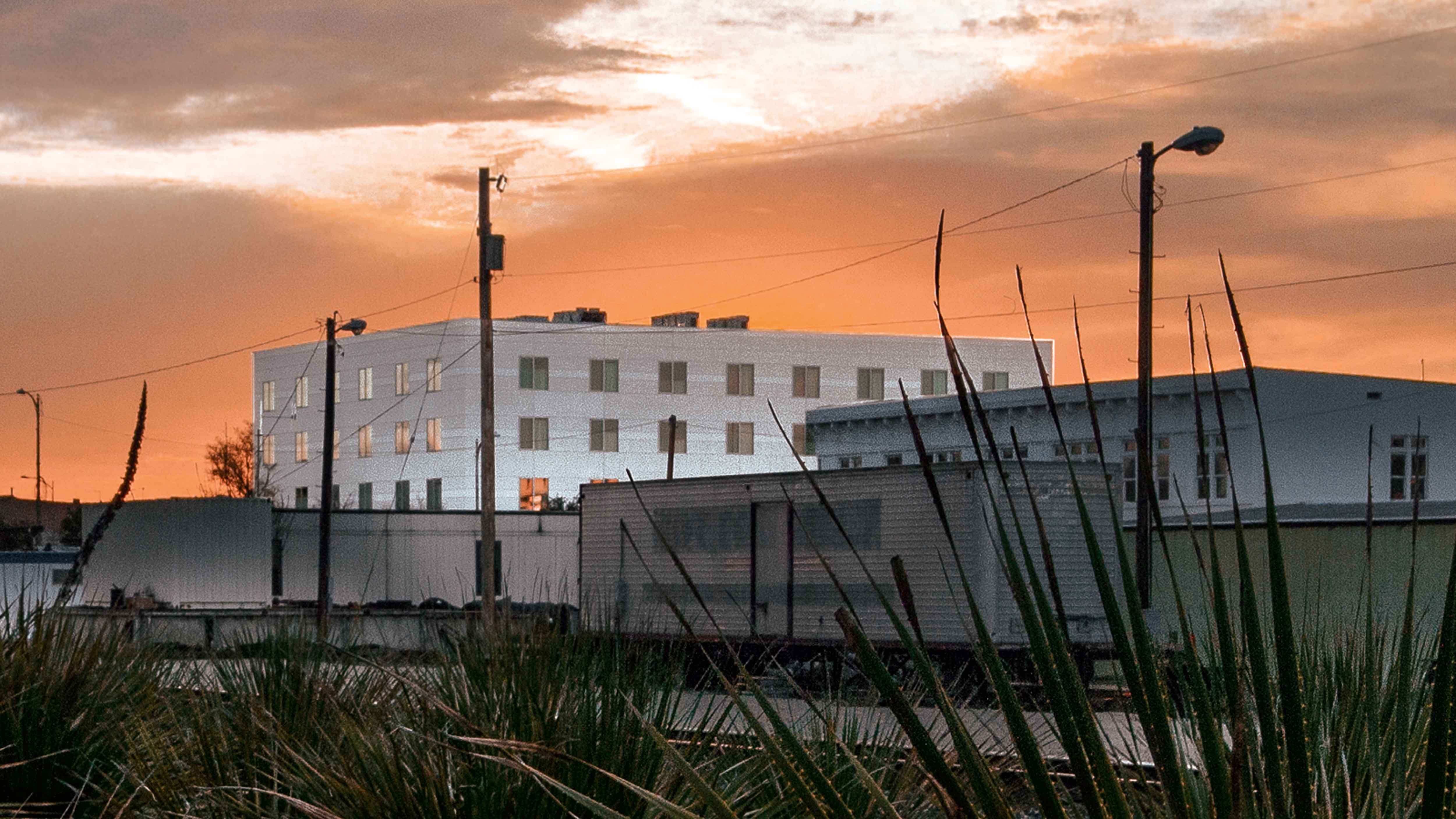 圣乔治酒店 | 沙漠景观中的钢铁艺术-0