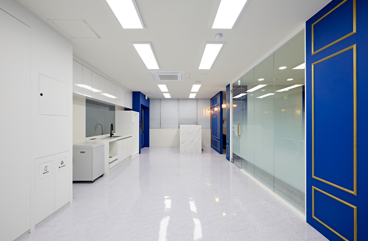 蓝色调的简洁法律事务所室内设计-8