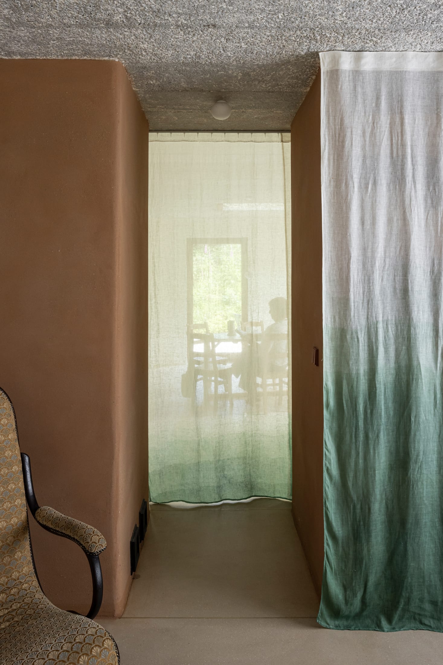 Hé Architectuur Transform 1990s Belgian Fermette with Rrammed Earth Walls and Winter Garden.-15