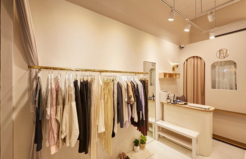 简约时尚的六平米服装店设计-5