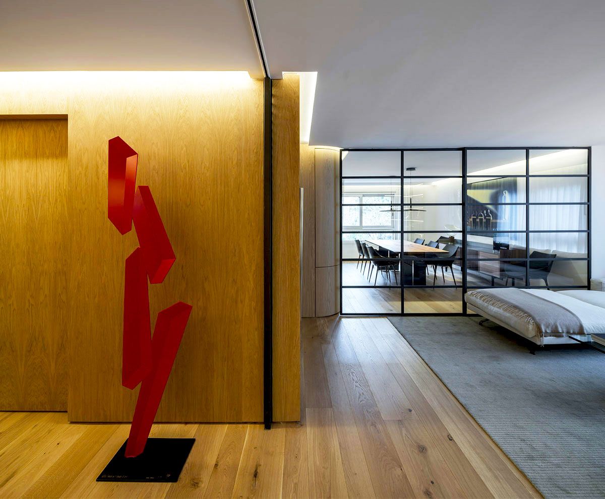 我认为 I HOUSE 可能并不是一个符合常规语义逻辑的表达如果 I  是品牌名首字母、个人名开头字母 、或者某个机构名称的缩略等，那么可以保留  I  不用翻译，直接翻译为  I 酒店，因为  house  常见释义中有 住宅；房子；（有特定用途的）建筑物 等意思，在一些语境中也可指代酒店、民宿这类供人居住的场所

如果这并非你想要的结果，由于这个短语表意不明确，难以准确判断其确切含义，请你提供更多的背景信息或语境 丨SpainMadrid-12