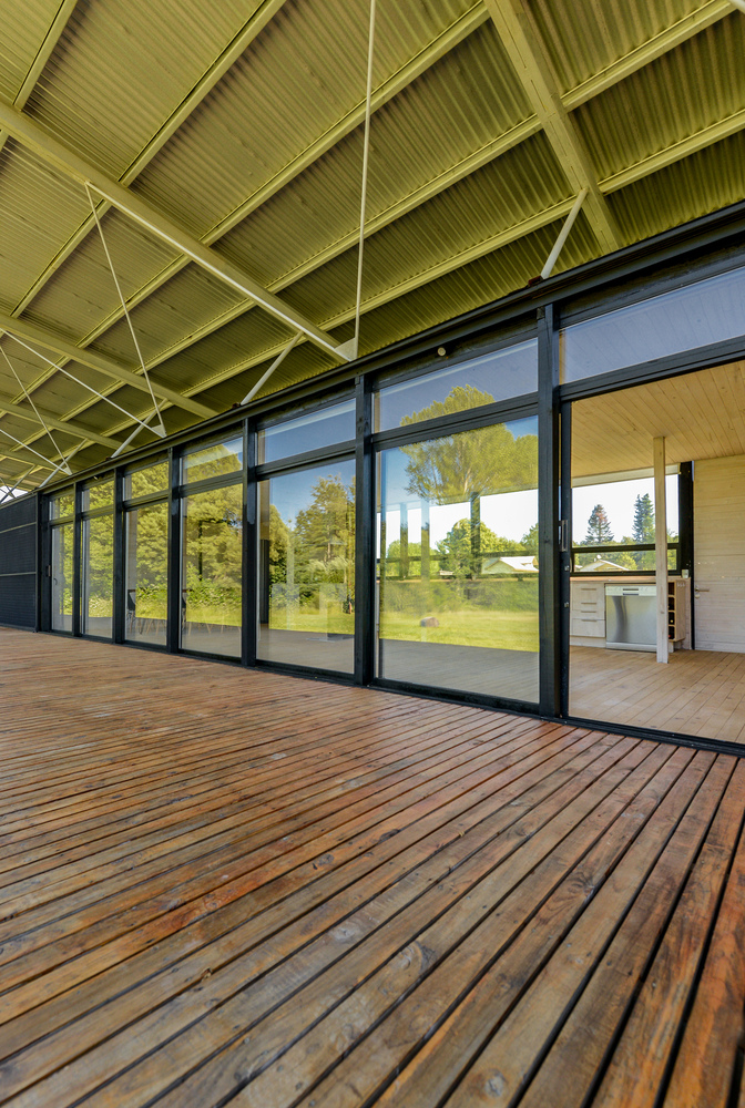 智利火山美景下的现代木质住宅-16