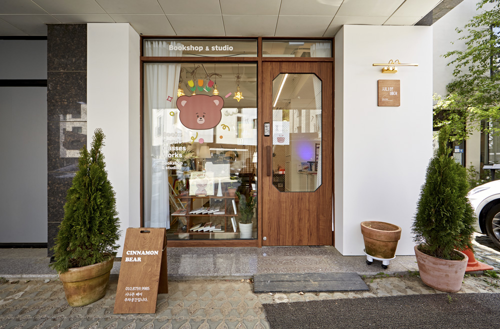 白色与木色交融的极简小书店设计-2