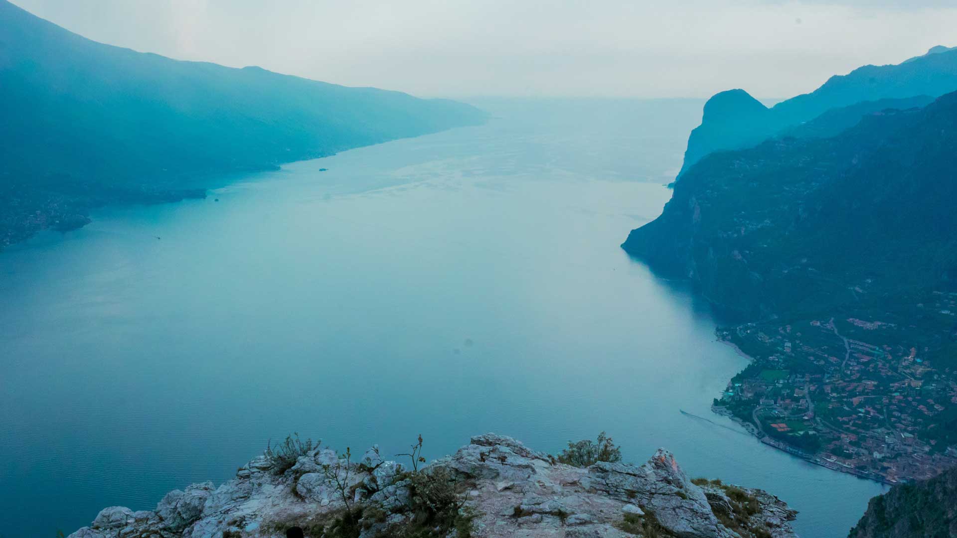 加尔达湖因代卢顶层公寓丨Indelux-0