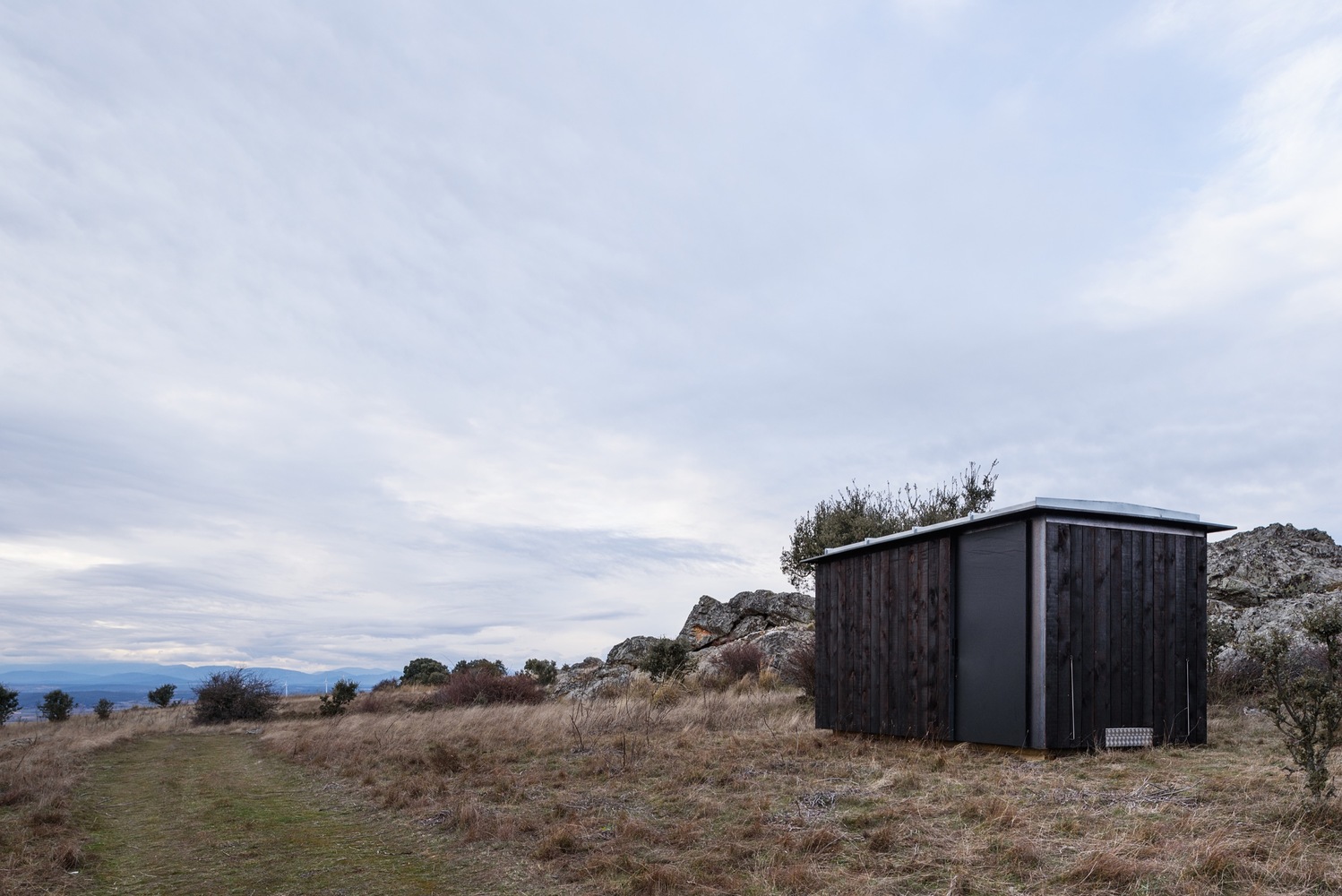 西班牙文化遗址旁的可逆式木钢展馆-33