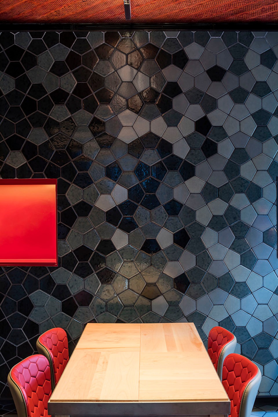 悉尼“碧波粼粼”的温暖餐饮空间-14