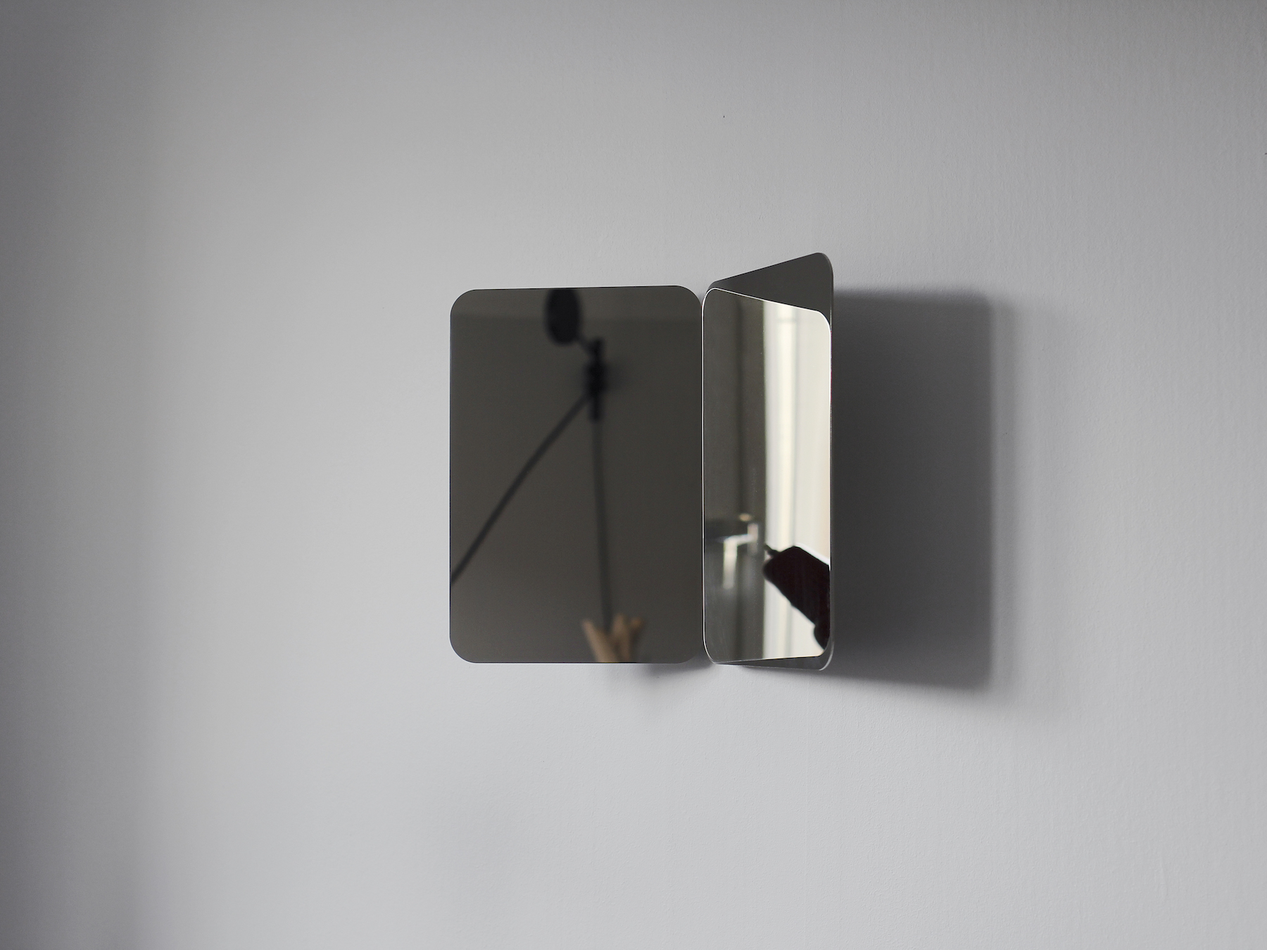 奥斯陆设计师丹尼尔·雷巴肯为Artek设计的一副极小的镜子-7