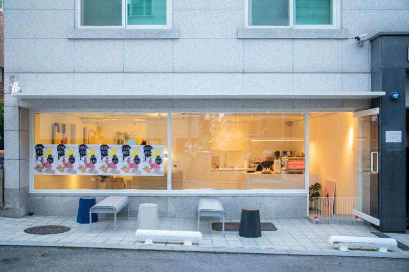 15 平米宠物咖啡厅，简约设计展现温馨氛围-13