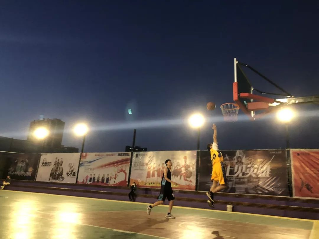 街头篮球赛激情对决,室内设计展现运动魅力-125