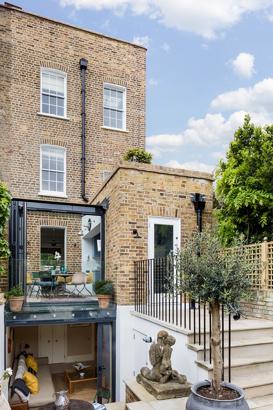 Blue House: London Georgian House Features an Eclectic Mix of Old and New-6