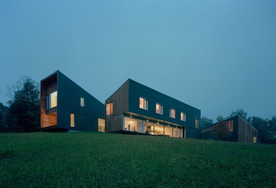 Staggered volumes of house by KSW Architecture frame views of Vermont meadow-27