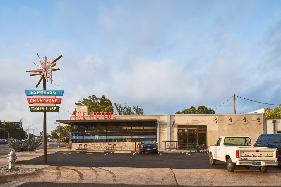 折皱立面,展现天空之美——Meteor 咖啡++ 自行车店-3