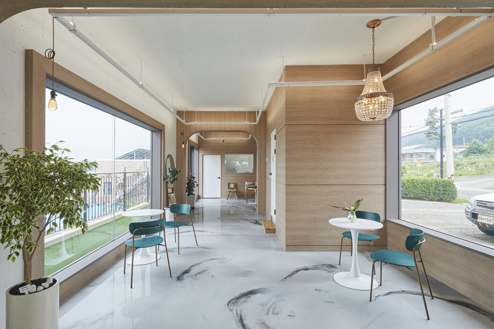 洛特里克咖啡馆 | 明亮的木质设计，展现极简魅力-5