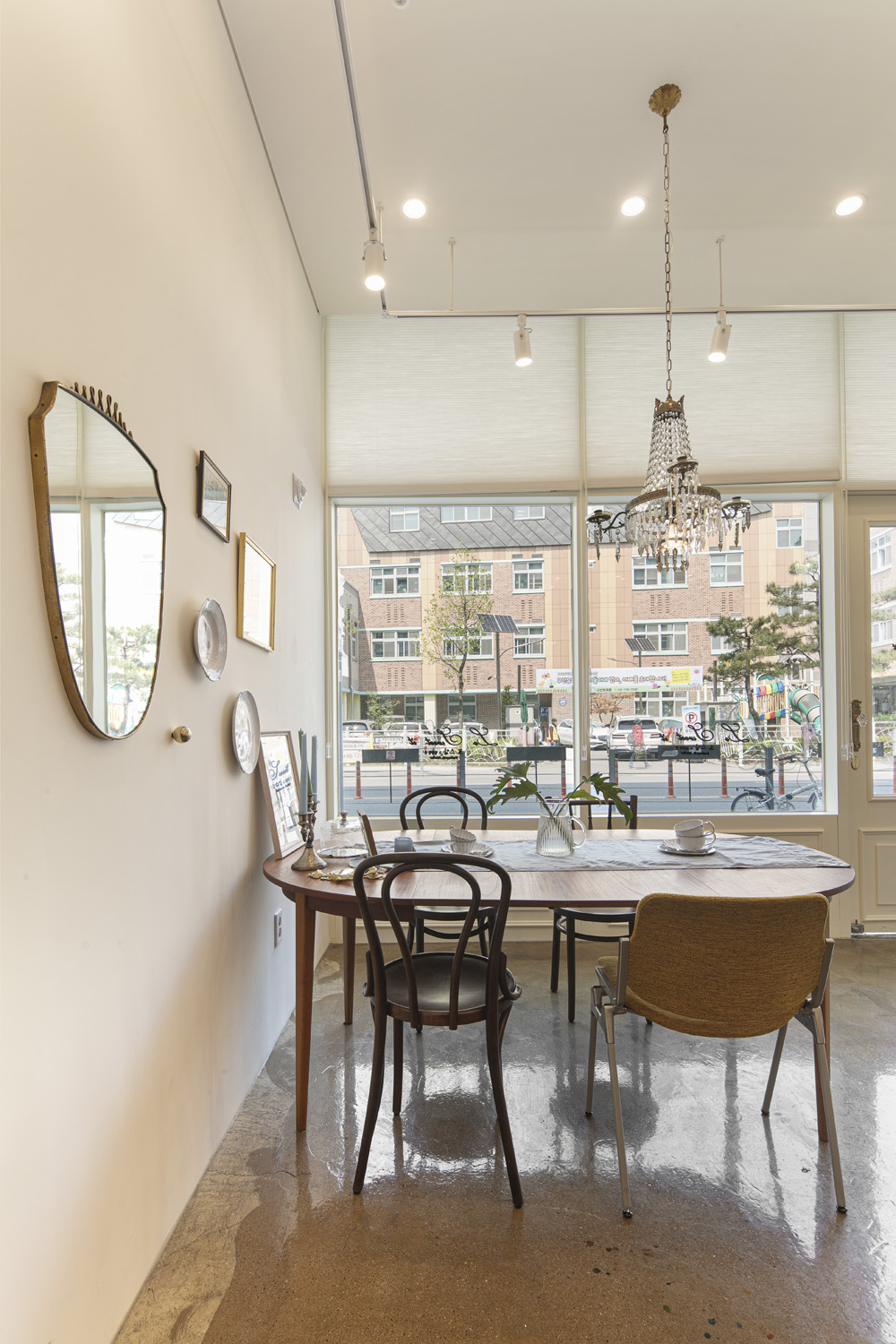 白色与木色交融，极简主义的餐厅设计-13