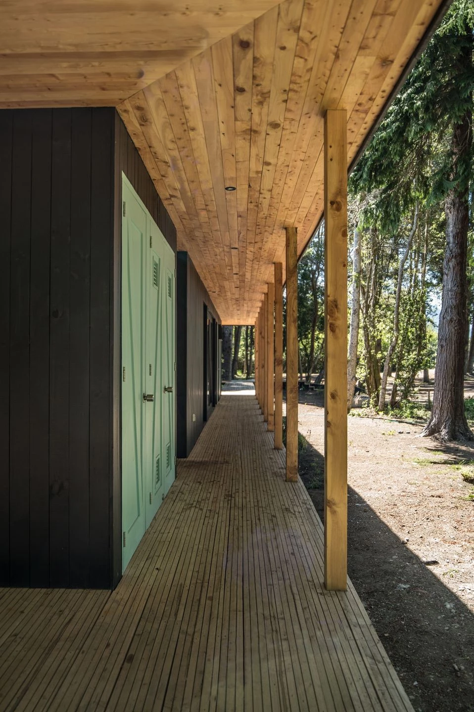 智利湖畔森林中的舒适用餐空间-33