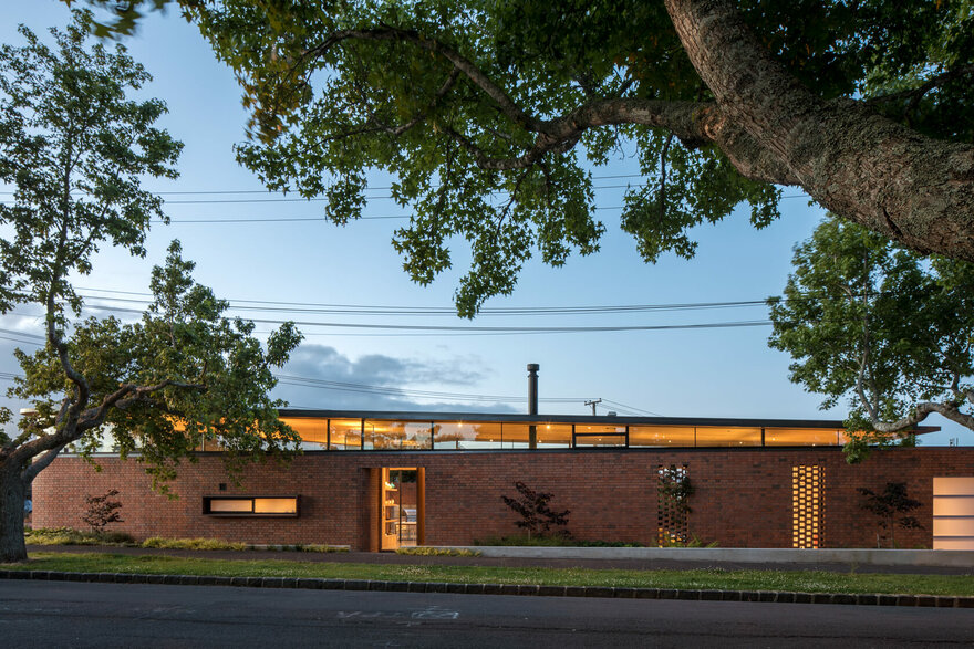 砖墙围合的中央泳池庭院屋-1