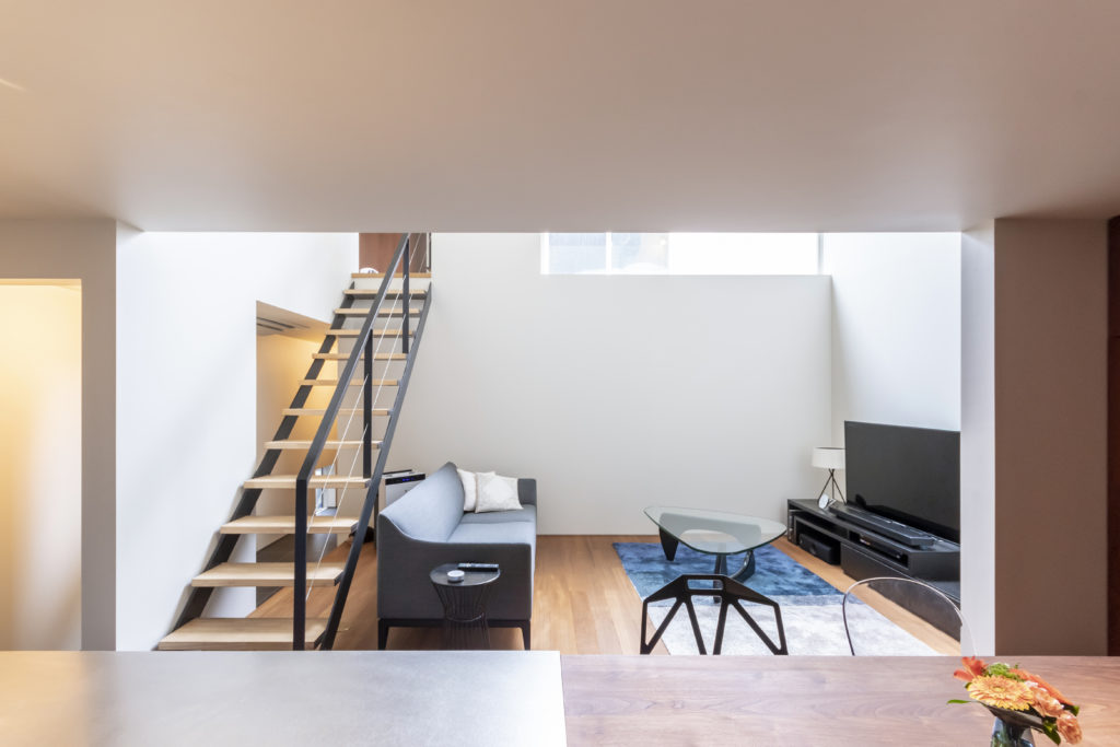 四囲を壁で包んだ家住宅の密集地ながら、静かで落ち着き感のある空間で暮らす | Architecture | 100%LiFE-5