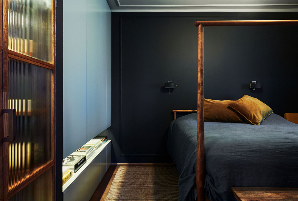 斯德哥尔摩摄影师公寓 | 深色调与木元素的时尚混搭-15