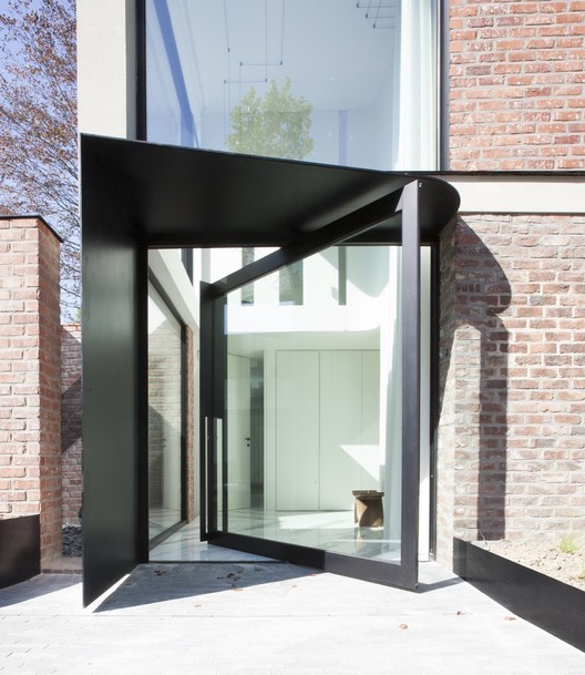 比利时哈塞尔特现代家庭住宅-16