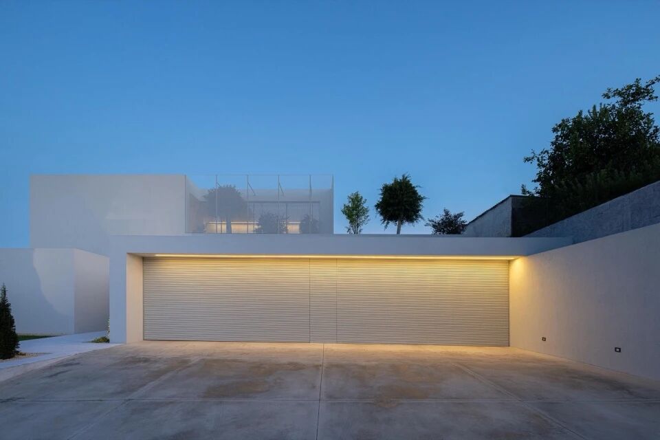 以自然采光与户外空间为核心   极简白色住宅  Arquitetura501-109